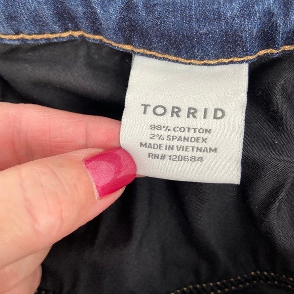Torrid Jean Shorts Medium Wash Stretch Denim 12 Inch Inseam Women's 26 - Picture 9 of 11
